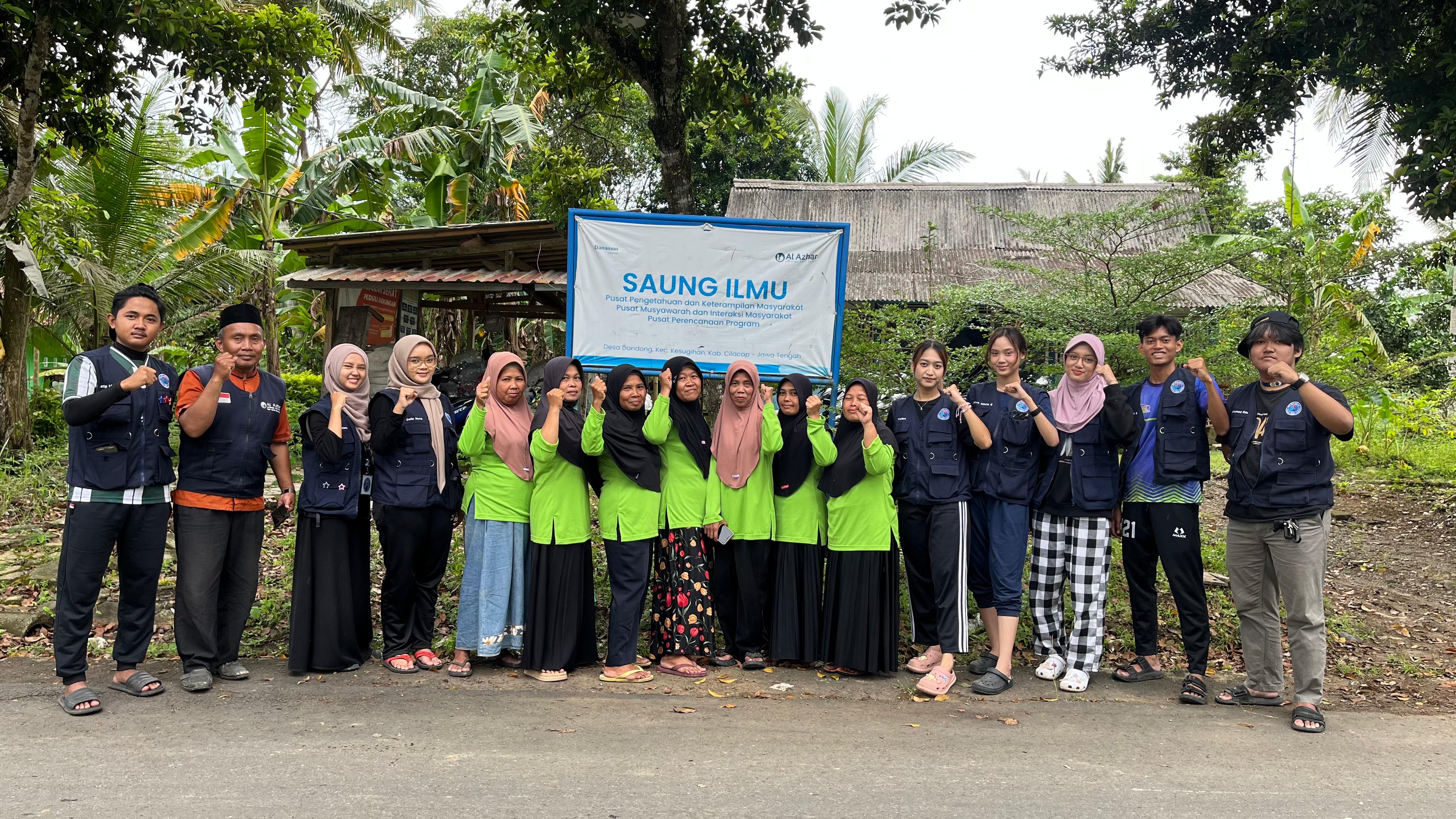 KWT Cahaya Gemilang dan Mahasiswa KKN Unsoed Olah Limbah Jadi Pupuk Organik di Saung Ilmu